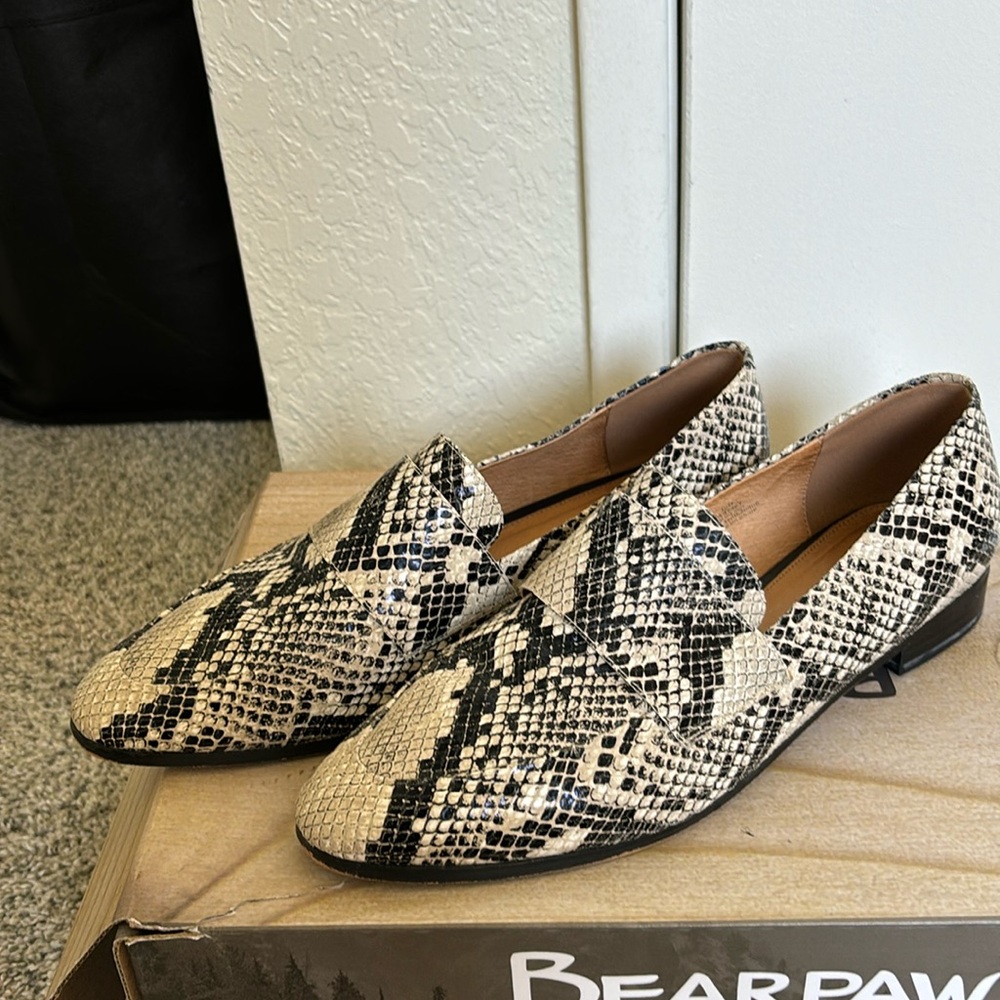 Halogen flats. Size 10M. Great shape.